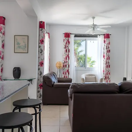 Retreat 2 Bedrooms And 2 Bathrooms With Pools Apartment