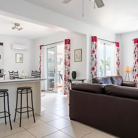 Retreat 2 Bedrooms And 2 Bathrooms With Pools *