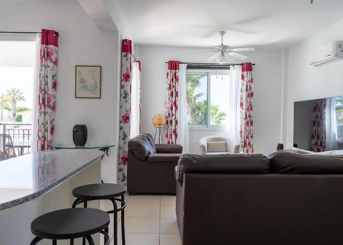 Retreat 2 Bedrooms And 2 Bathrooms With Pools Apartmán
