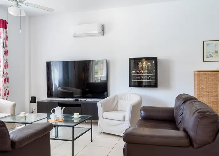 Retreat 2 Bedrooms And 2 Bathrooms With Pools Apartmán *